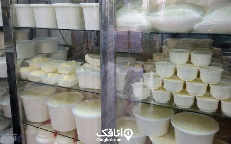 یخچال بزرگ درب شیشه ای پر از انواع ماست و سرشیر و لبنیات محلی