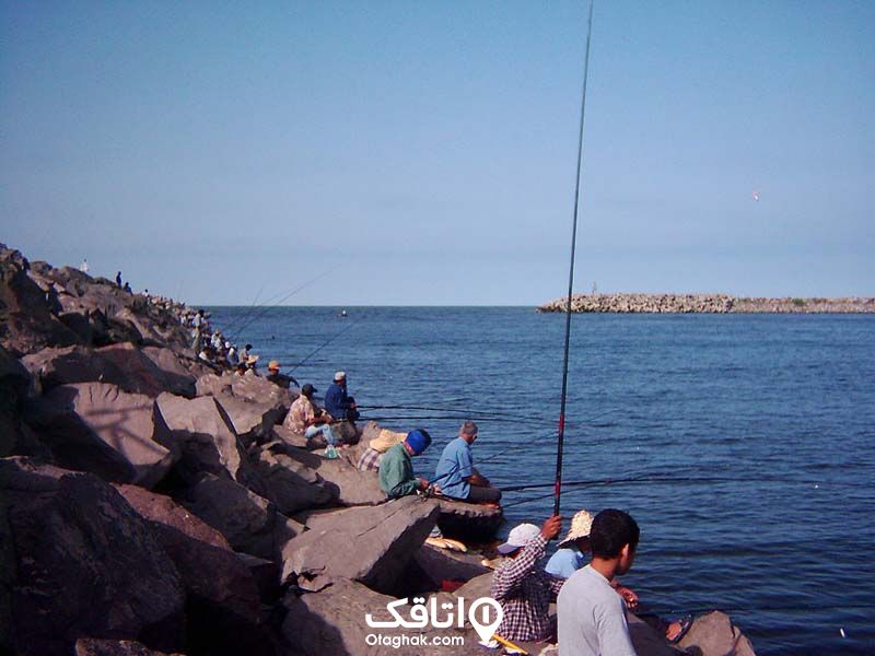 ماهیگیری لب دریا و ماهیگیران نشسته منتظر صید ماهی