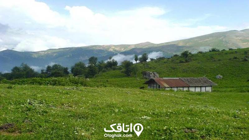 خانه ی روستایی در میان دشتی سر سبز منتهی به کوهستان در روستای بیلگادول