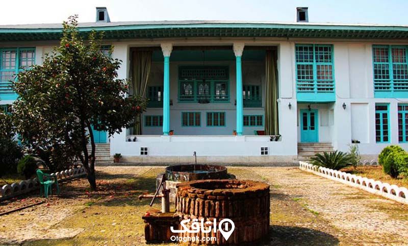 خانه فرهنگ گیلان با ستون ها و پنجره های آبی رنگ