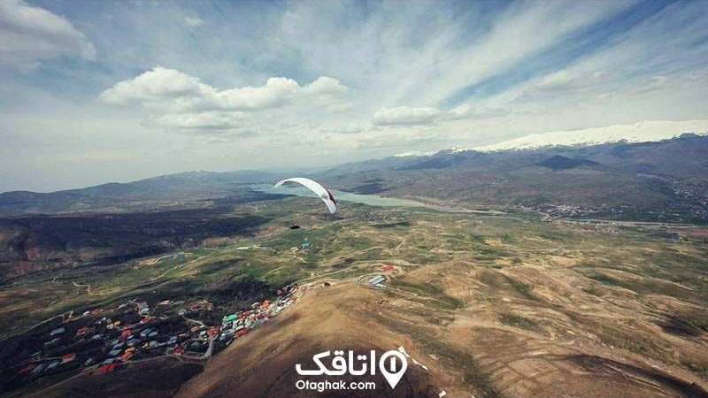 چتر بازی در آسمان روستای میناوند