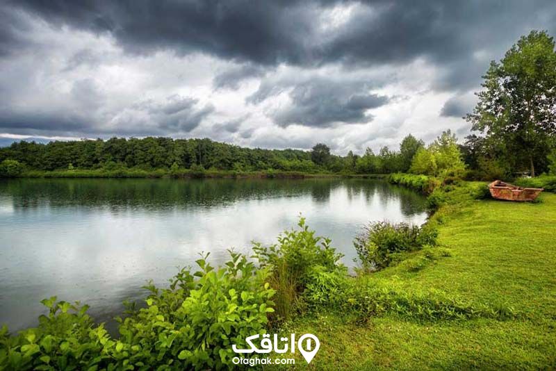 دریاچه‌ی طبیعی سراگاه تالش با درختان و فضای سبز اطراف آن 