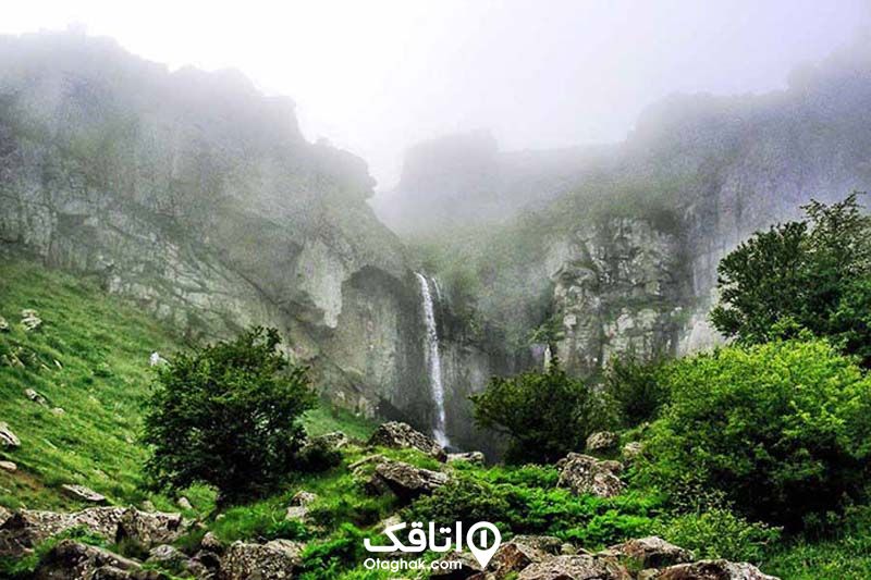 آبشار ورزان که از صخره‌های عظیم‌الجثه جاری است و ارتفاع آن به بیش از ۱۰۰ متر می‌رسد!