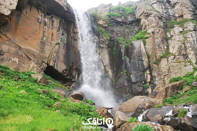غار گنج خانه سوباتان تالش و آبشاری که از بالای کوه به زمین میریزد