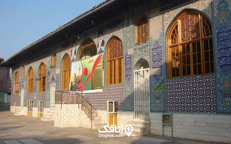 بقعه میرشمس الدین ساختمانی با کاشی کاری های آبی رنگ و در پنجره های چوبی