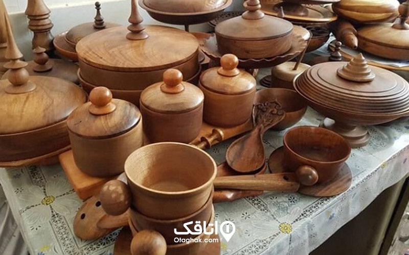 تعدادی وسیله چوبی چیده شده روی یک میز