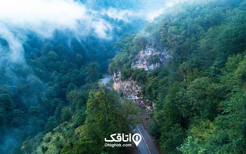 جاده ای میان کوهستان