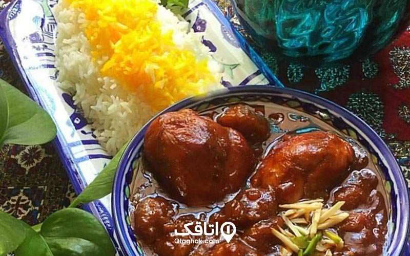 کاسه خورشت مرغ همراه با دیس پر برنج