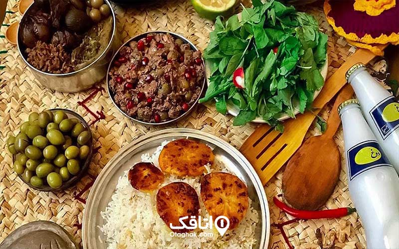 سینی برنج، زیتون، زیتون پرورده، دوغ، سبزی