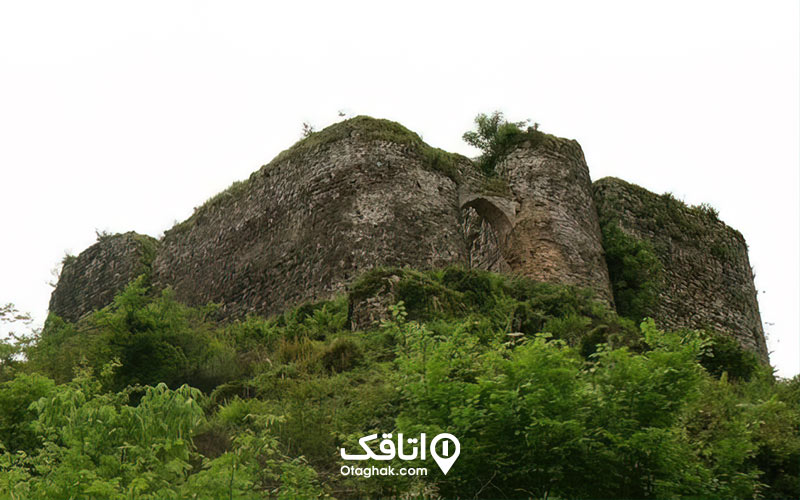 قلعه باستانی صلصال روی کوه بلند واقع شده است