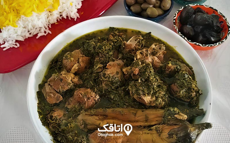 یک کاسه خورشت نازخاتون در کنار برنج و سیر ترشی 