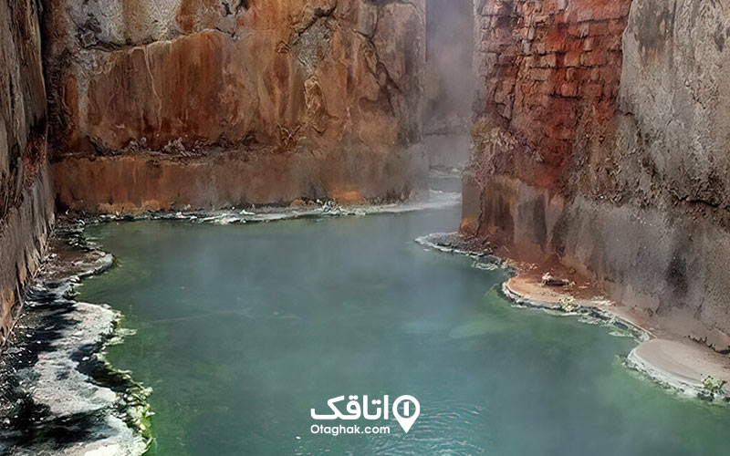 چشمه ی آبگرم دارای املاح معدنی