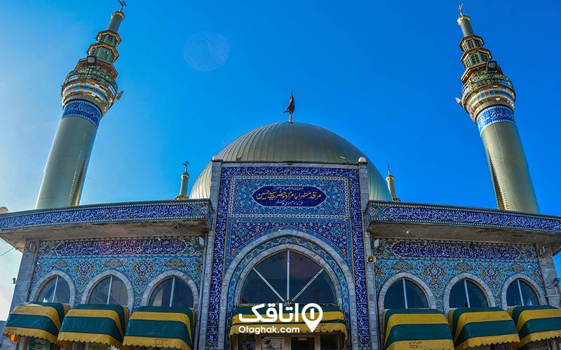 نمای ورودی مرقد امام زاده سید حسین، گنبد طلایی رنگ ، پنجره های گنبدی شکل و دیواره های کاشی کاری شده