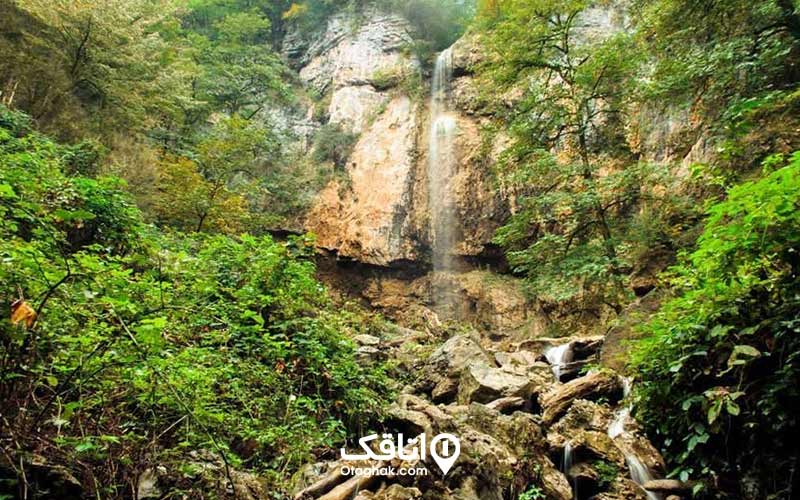 آبشار تودارک با ارتفاعی تقریبی 45 متر بین تنکابن و رامسر