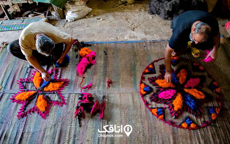 دو مرد در حال آماده سازی نمد مالی 