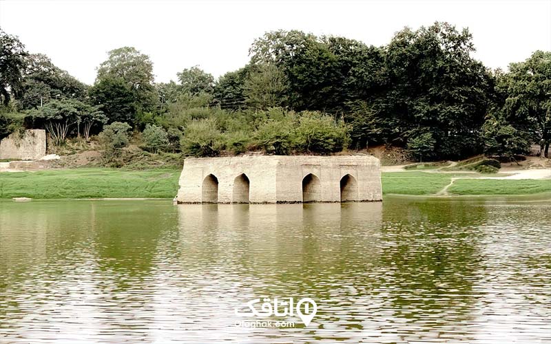 دریاچه عباس آباد و پایه ای یک بنای تاریخی وسط دریاچه