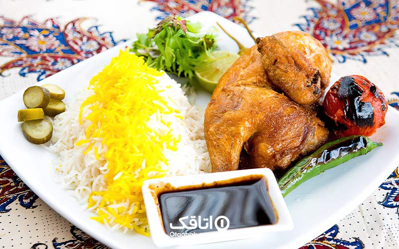پلو و مرغ و رب انار به همراه دورچین غذای مخصوص رستوران های اکبر جوجه
