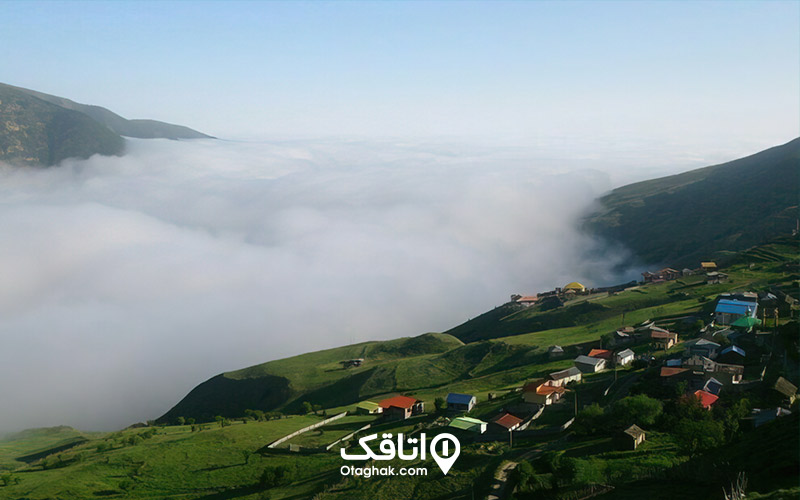 خانه های روی تپه، جنگل ابر در روستای لاویج یا چمستان لاویج