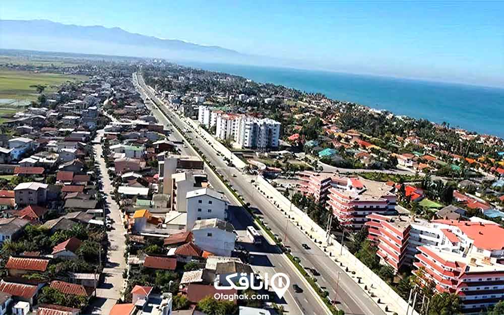 نمای بالای شهر، ویلاها و برج ها دو طرف خیابان یک سمت شهر منهی به دشت و یک سمت نتهی به دریا است