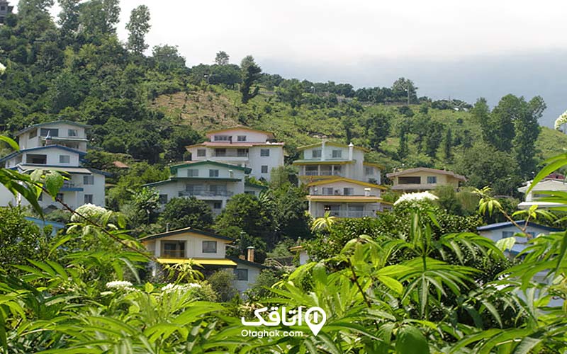 روستای مازوبن و ویلاهای پلکانی در دامنه کوه