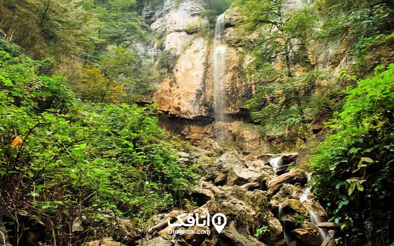آبشار تودارک که از بین صخره های بسیار بلند به زمین میریزد