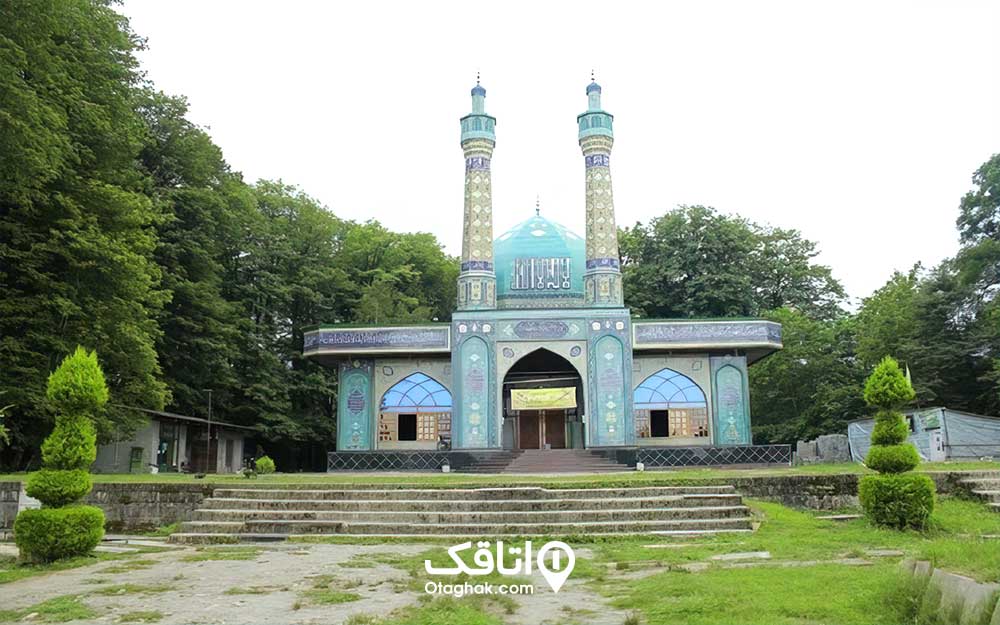 ساختمان آبی رنگ امامزاده سید عبدالوافی با یک گنبد و دو گل دسته در میان درختان سر یبز