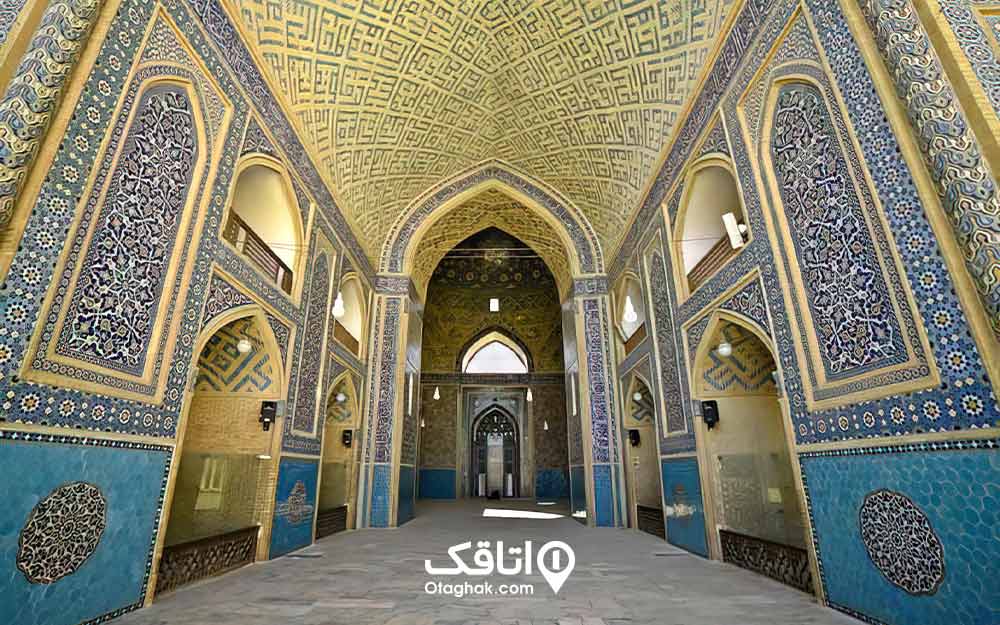 ورودی زیبا با سقف و دیوار های تزیین شده به رنگ آبی و طرح های اسلیمی در مسجد جامعه یزد