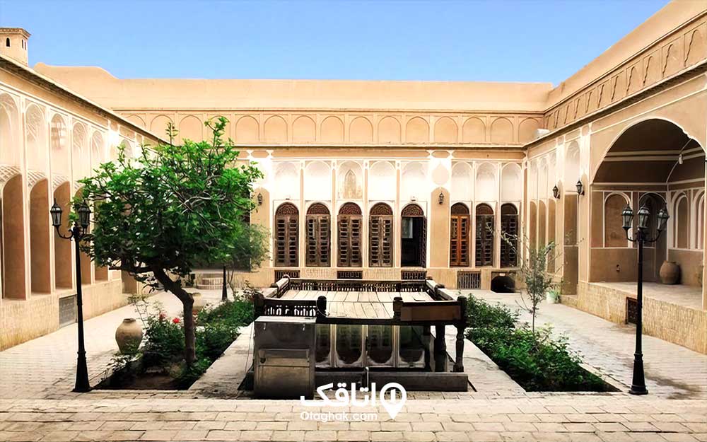 حیاط ، حوض،پنجره های قدی و گیاهان خانه ای سنتی و زیبا به نام خانه عرب ها 