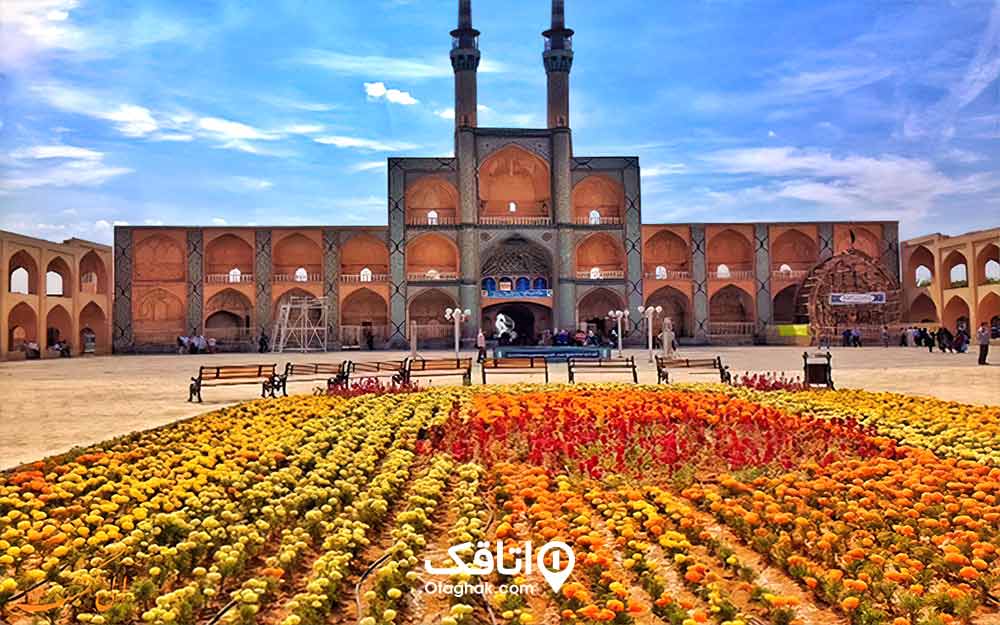 مجموعه امیر چخماق و میدان پر از گل روبروی آن