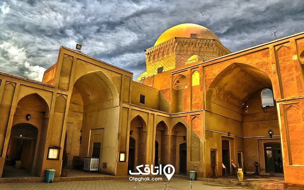 بنای ب مدرسه ضیائیه یا زندان اسکندر ا چند شبستان و یک گنبد