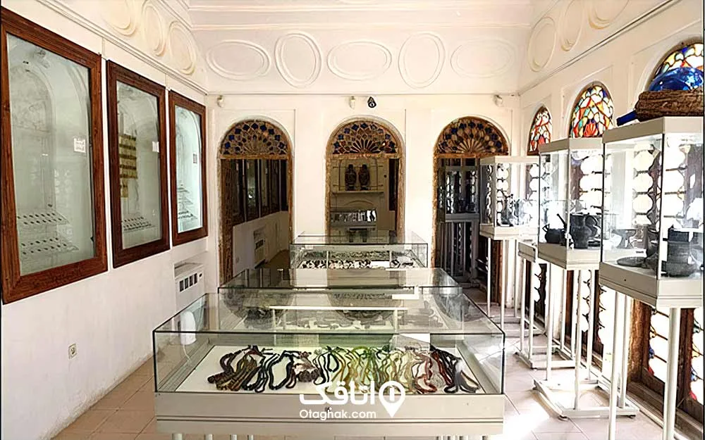 سکه هایی مختلف از ادروار متفاوت در قفسه های شیشه ای و تابلو هایی به دیوار در موزه سکه
