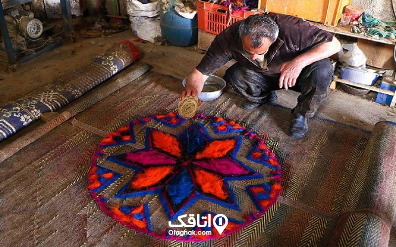 مردی شمالی در حال درست کردن نمدی رنگی 