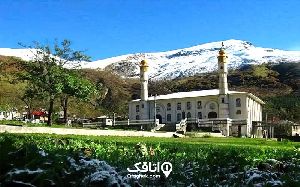 بنای سفید رنگ مسجد آدینه