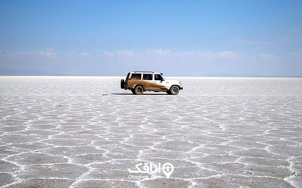 یک پاترول سفید در حال حرکت روی دریاچه نمک