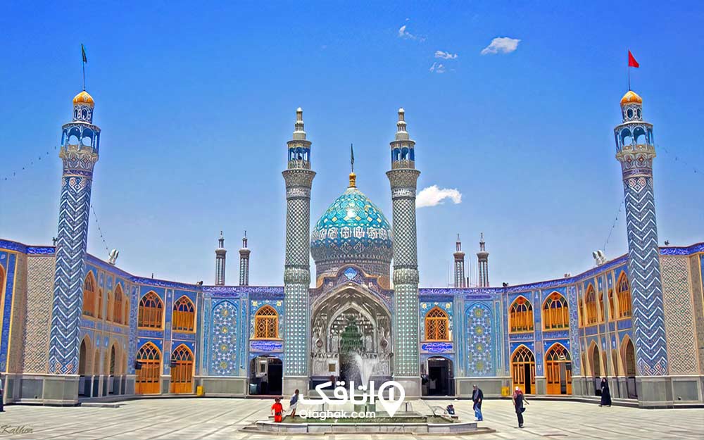 مسجد جامع قاضی با گنبد آبی فیروزه ای و مناره های آبی نیلی با درو پنجره های نارنجی رنگ