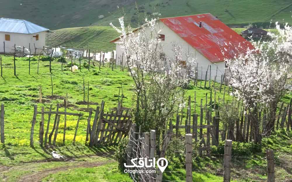 خانه روستایی با سقف شیروانی در روستای خطبه سرا