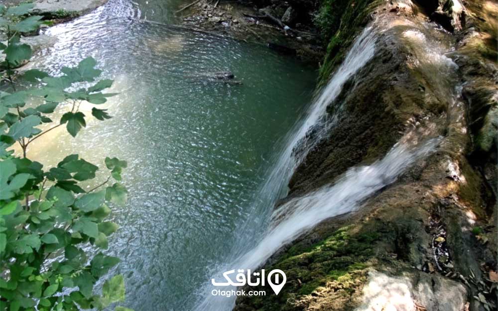 آب روان در حال ریختن به حوضچه زیرین به نام آبشار فرهاد جوی