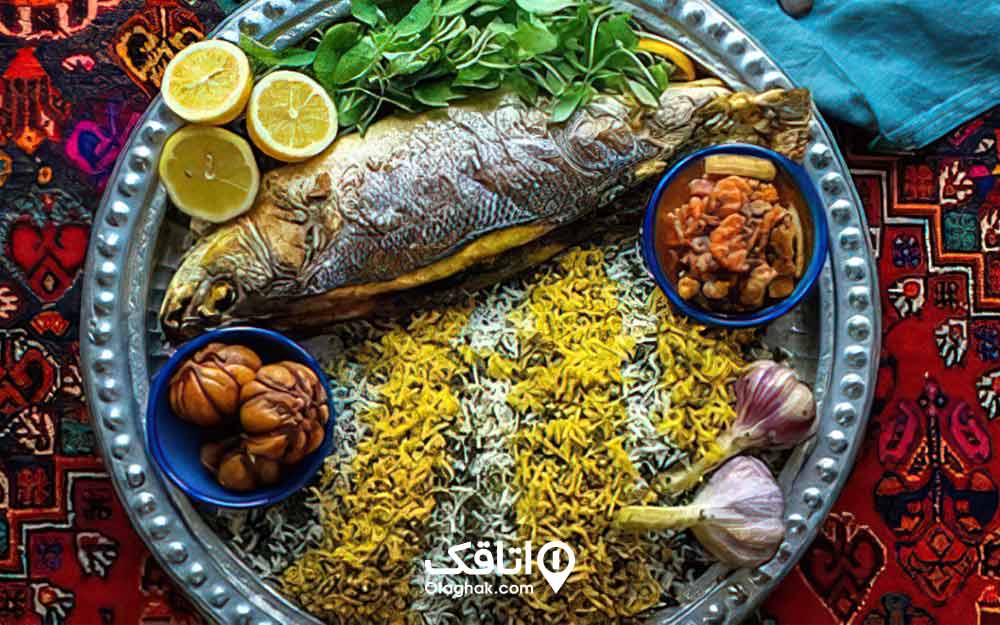 سینی برنج کحلی و ماهی شمالهمراه با ترسی و لیمو و سبزی