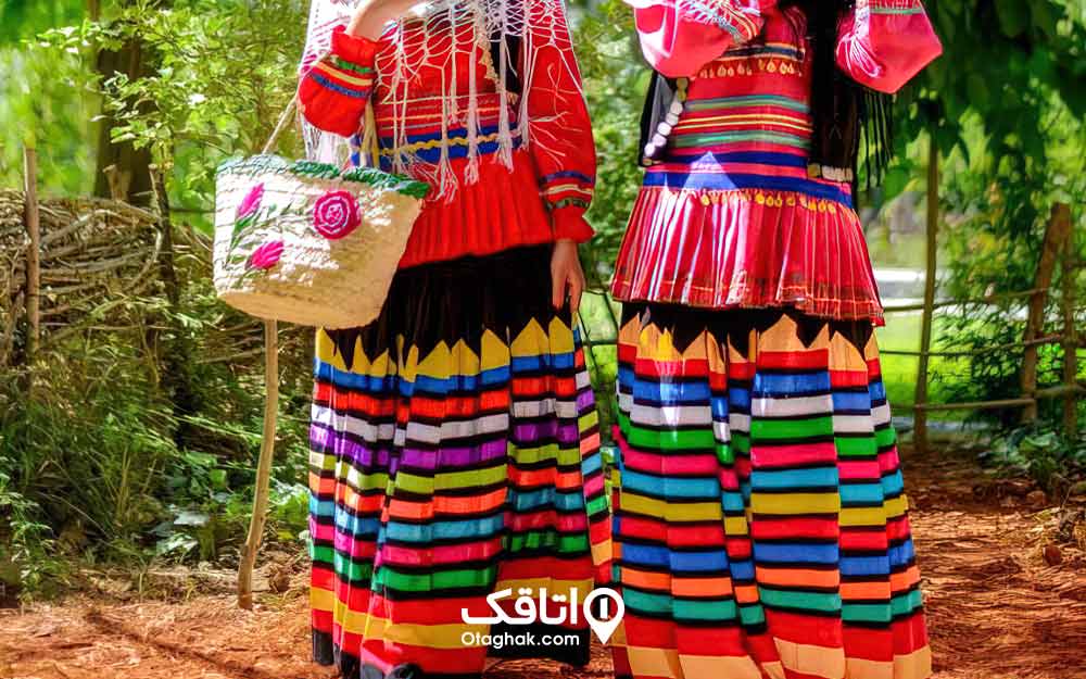 لباس محلی شمالی دامن های راه راه رنگی با پیرهن های قرمز رنگ