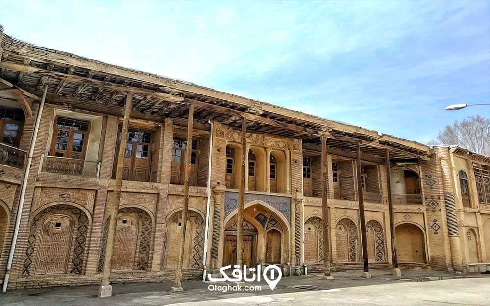 نمای رو به رویی بنایی با معماری ایرانی قدیمی به نام خانه حبیبی‌ها