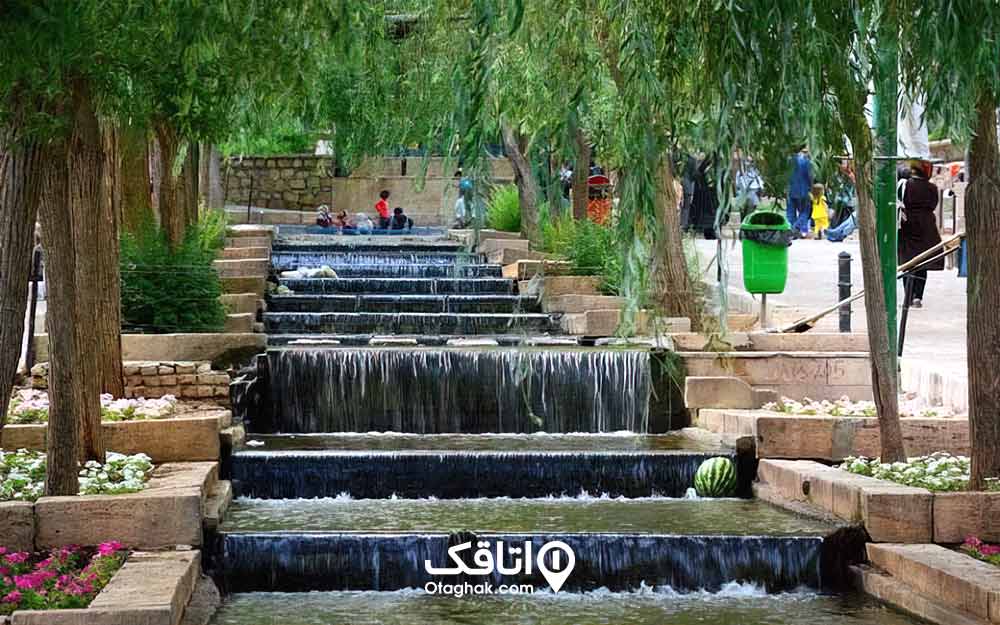 پارک جنگلی که از میان آن چشمه ای روان است