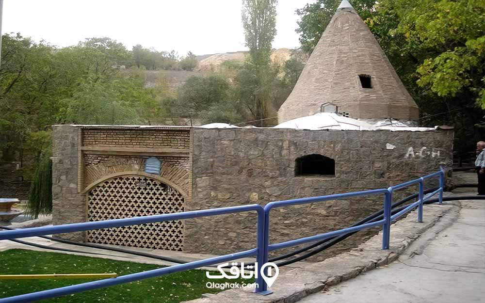 ساختمان قدیمی با سقف مخروطی شکل به نام مقبره باباپیر ترک