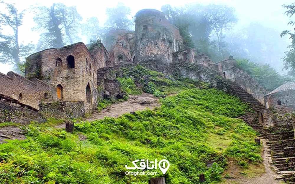 دژی آجری و قدیمی در بالای یک کوه بهنام قلعه رودخان