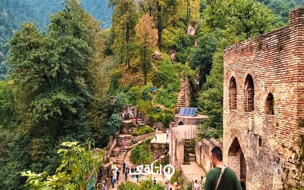 دیوار ها و پله هایی زیاد از قلعه برزگ و قدیمی و آجری در کوهستان جنکلی