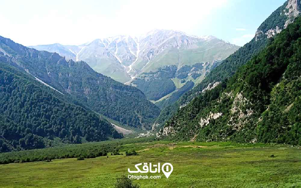 دره عمیق وسر سبز در دل کوهستان