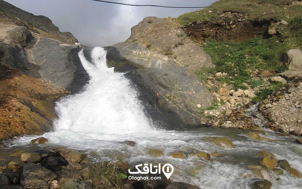 آبشار کوچک آب گرم سه هزار یا آبگرم حضرت سلیمان