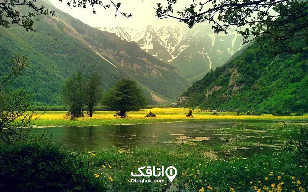 دشت دریاسر در میان کوهستان سرسبز و یک دریاچه