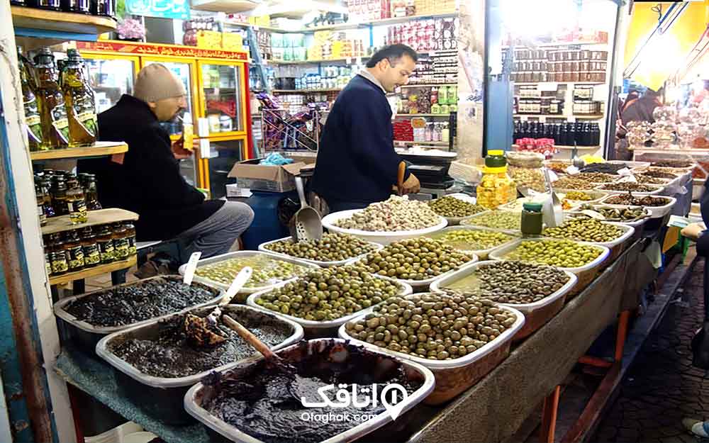 مغازه ی ترشی و زیتون فروشی و دو مرد داخل آن 