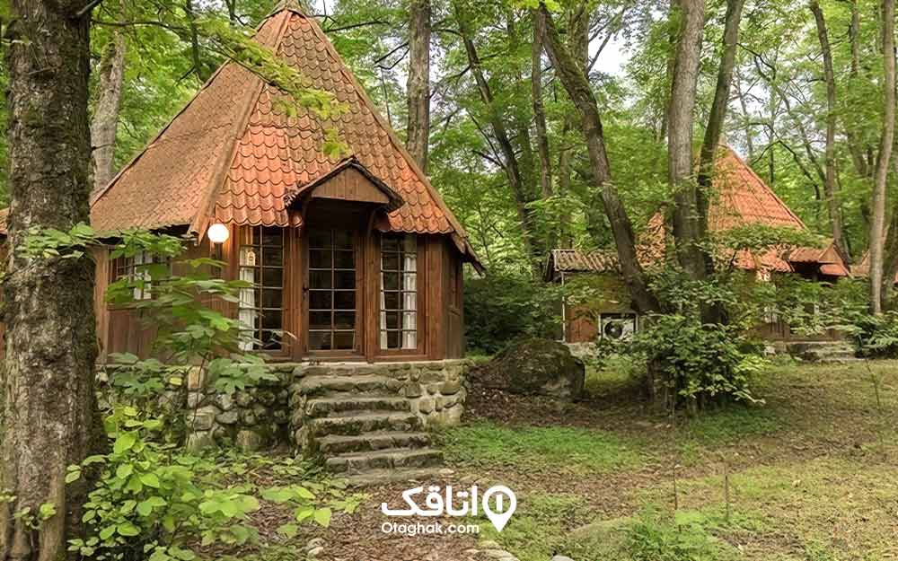کلبه هایی کوچک با سقف شیر.انی در میان یک جنگل