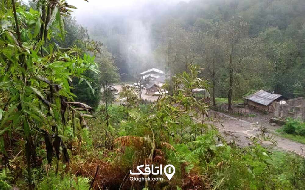 روستای فلکده علاوه بر منظره‌ی چشم‌نواز، دارای آب گرم با خاصیت درمانی است.
